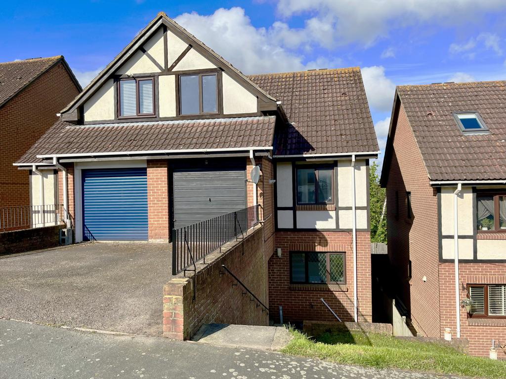 4 bed semi-detached house for sale Beacon Drive,