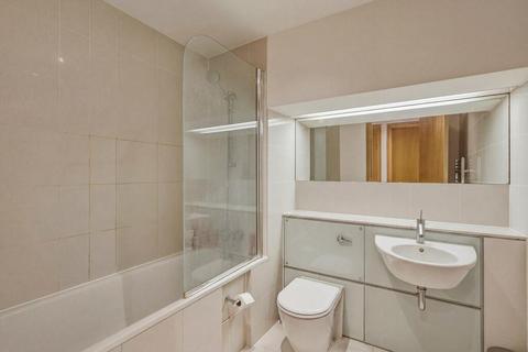 3 bedroom flat to rent, Parliament View Apartments, 1 Albert Embankment, London, SE1