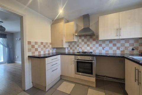 2 bedroom semi-detached house to rent, Cemetery Road, Lye
