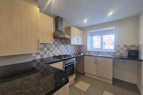 2 bedroom semi-detached house to rent, Cemetery Road, Lye