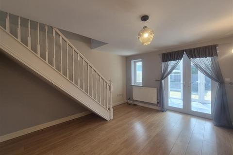 2 bedroom semi-detached house to rent, Cemetery Road, Lye