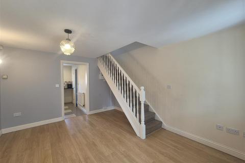 2 bedroom semi-detached house to rent, Cemetery Road, Lye
