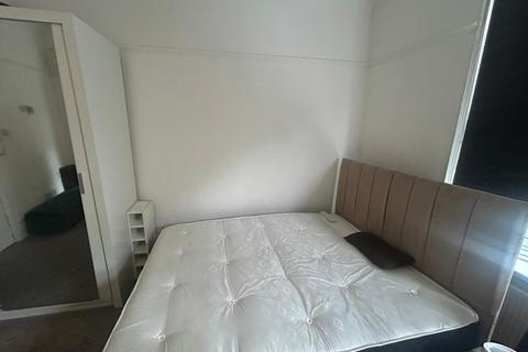 Studio to rent, Aldermans Hill, London