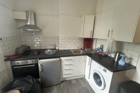 Studio to rent, Aldermans Hill, London