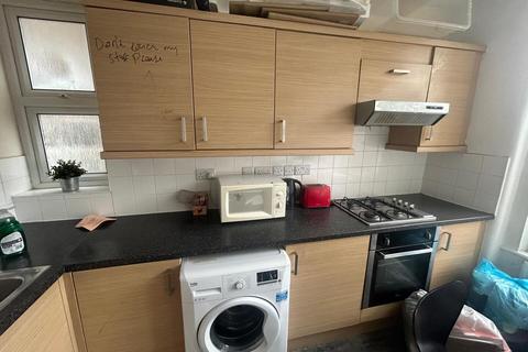 Studio to rent, Aldermans Hill, London
