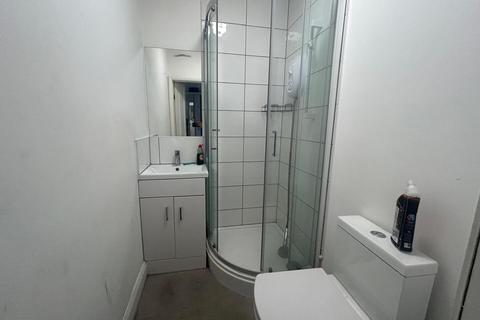 Studio to rent, Aldermans Hill, London
