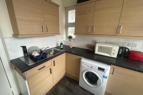 Studio to rent, Aldermans Hill, London