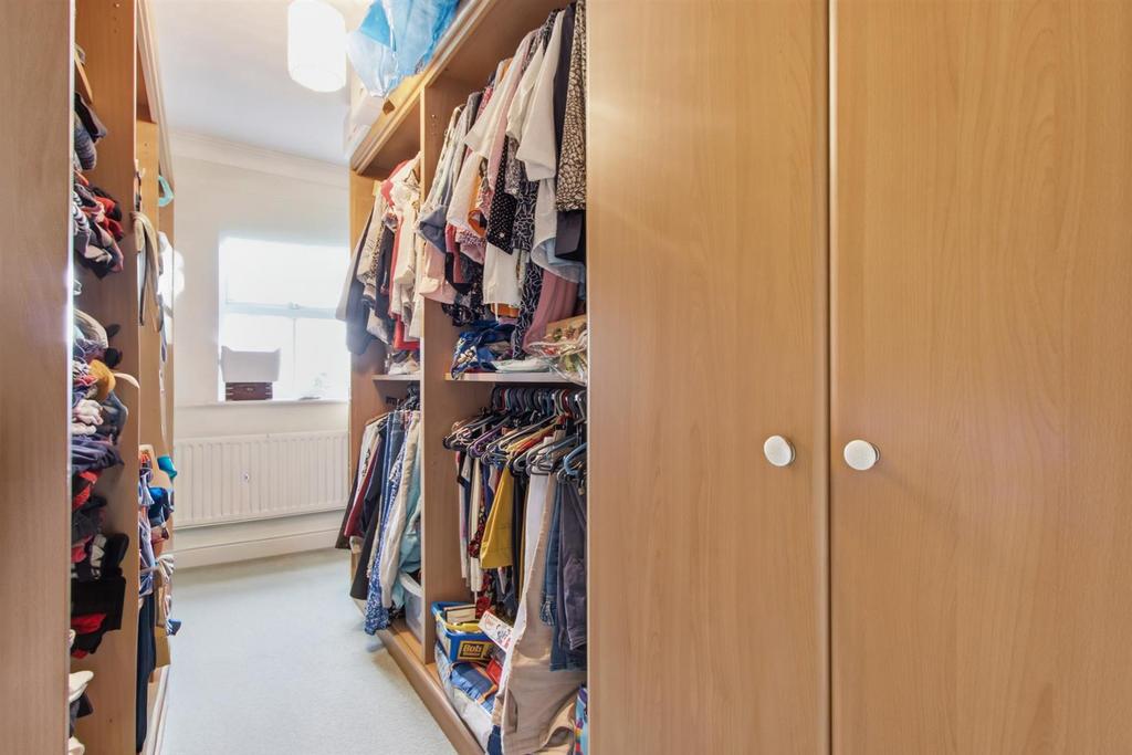 Bedroom 5/Walk-in Wardrobe