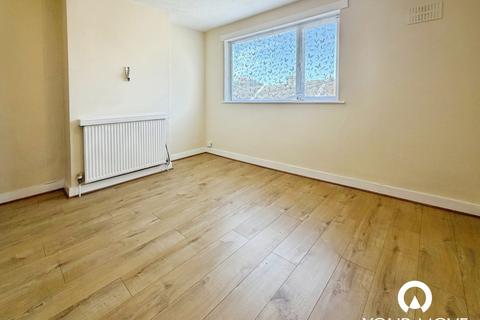 3 bedroom end of terrace house to rent, Magpie Hall Road, Kent ME4
