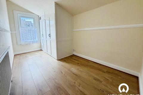 3 bedroom end of terrace house to rent, Magpie Hall Road, Kent ME4