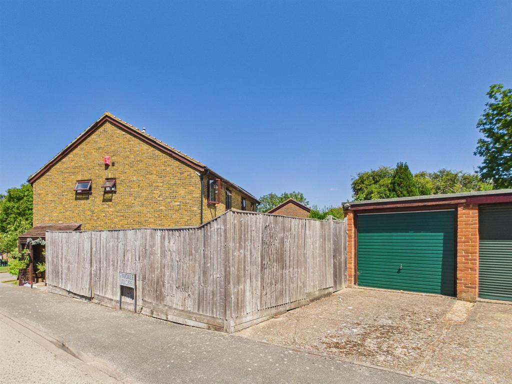 Detached house exterior, driveway