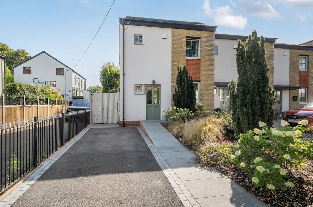 3 bedroom end of terrace house for sale in Bromley on OnTheMarket