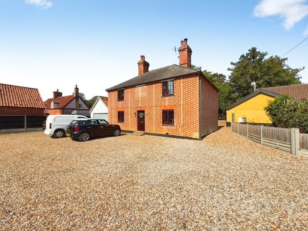 3 bedroom detached house for sale in Hilborough on OnTheMarket
