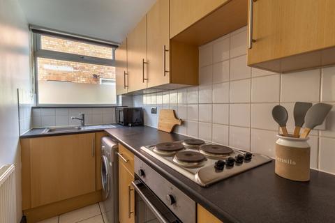 2 bedroom flat share to rent, Flat 4, 98-100 Portland Street, Lincoln, LN5 7LE