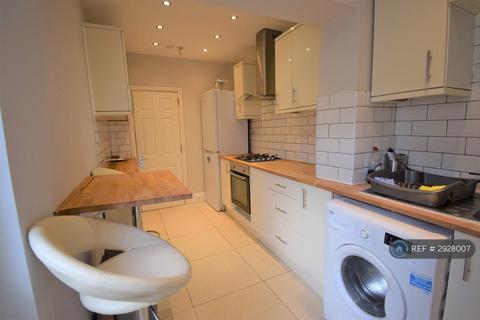 4 bedroom terraced house to rent, Mortlake Road, Ilford, IG1