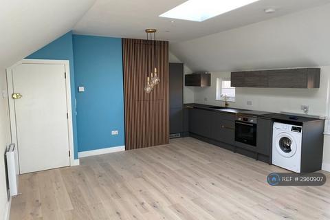 2 bedroom flat to rent, High St, Chesham, HP5