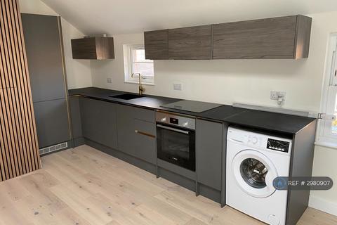 2 bedroom flat to rent, High St, Chesham, HP5