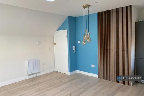 2 bedroom flat to rent, High St, Chesham, HP5