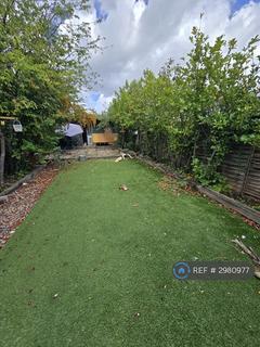 2 bedroom flat to rent, New Road, London, E4