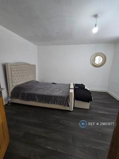2 bedroom flat to rent, New Road, London, E4