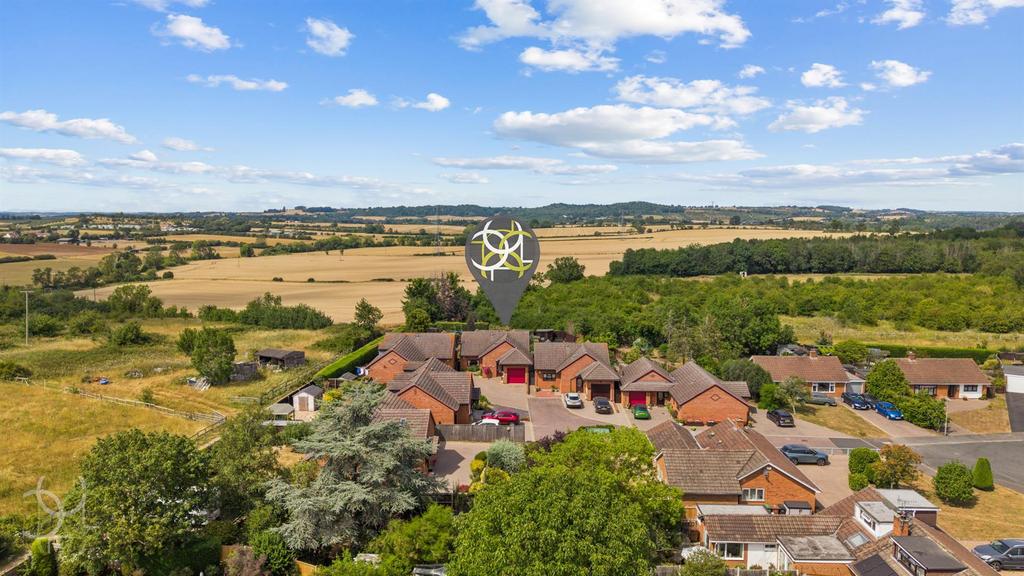 3 bedroom detached bungalow for sale in Evesham