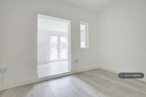 1 bedroom in a house share to rent, Priory Crescent, Southend-On-Sea, SS2