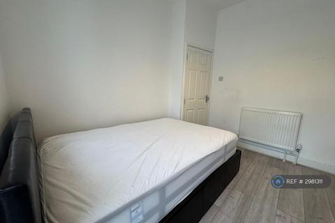 1 bedroom in a house share to rent, Priory Crescent, Southend-On-Sea, SS2