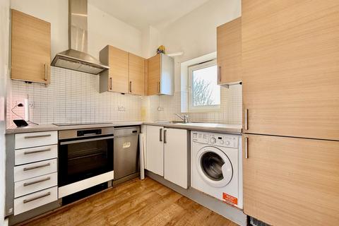 2 bedroom flat to rent, Riverside Close, Frome Court, RM1