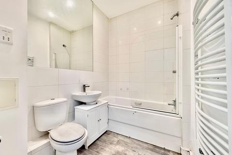 2 bedroom flat to rent, Riverside Close, Frome Court, RM1
