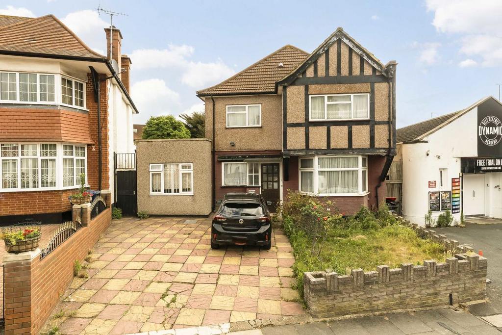 Detached house exterior, driveway