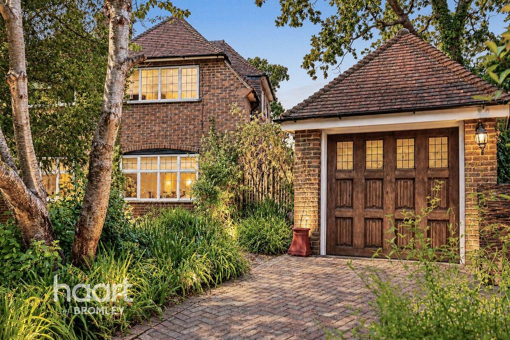 Detached house exterior, driveway, garage