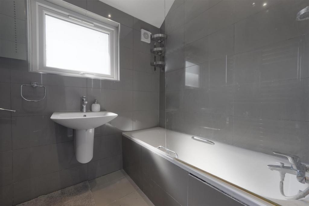 Modern fitted family bathroom