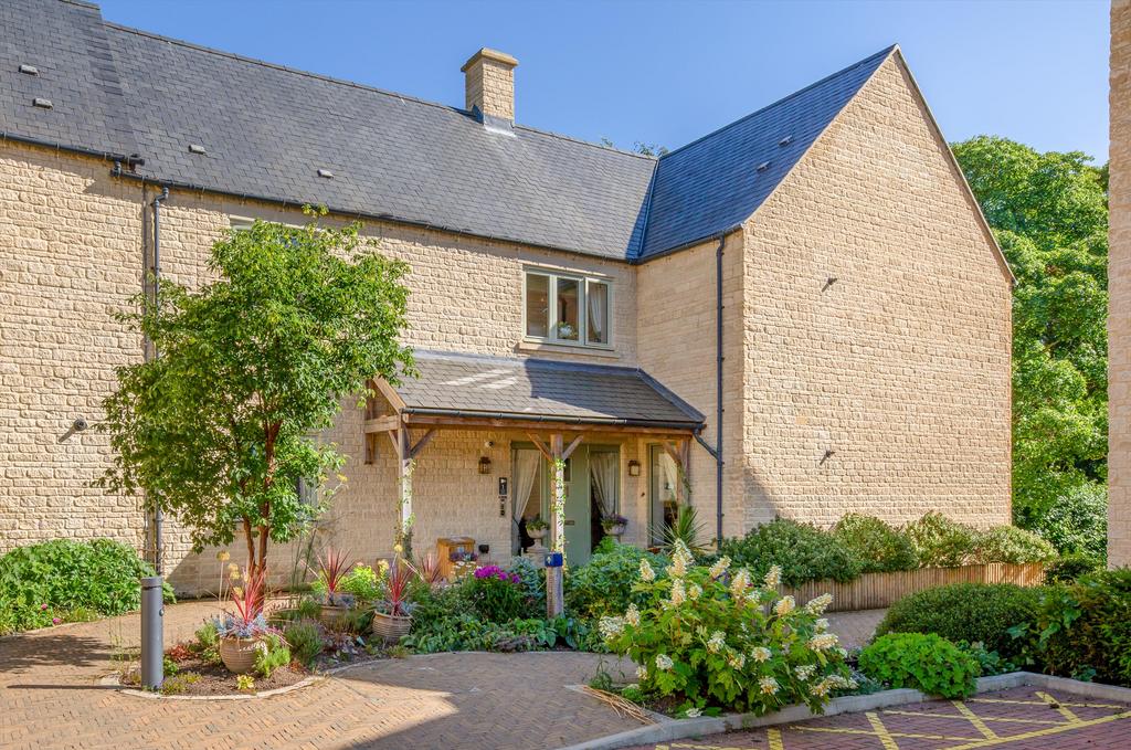 Detached house exterior, driveway