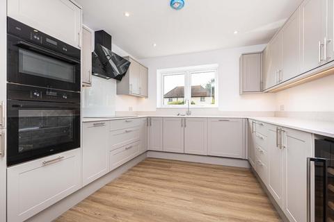 3 bedroom detached house for sale, Avenue Road, New Milton, Hampshire. BH25 5JP