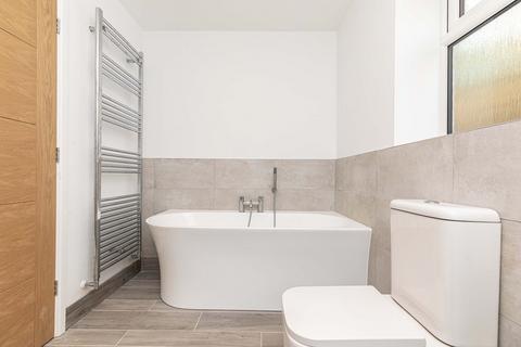 3 bedroom detached house for sale, Avenue Road, New Milton, Hampshire. BH25 5JP