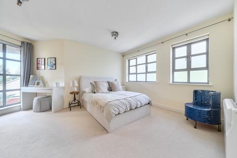 3 bedroom flat for sale, Lankhills Road, Winchester, Hampshire, SO23
