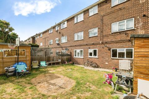 Stirling Close, Rainham, RM13