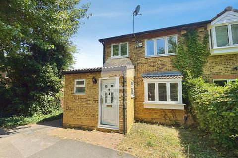 3 bedroom semi-detached house to rent, Moore Close, Slough SL1