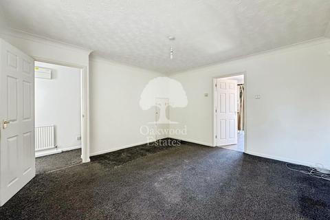 3 bedroom semi-detached house to rent, Moore Close, Slough SL1