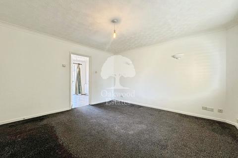 3 bedroom semi-detached house to rent, Moore Close, Slough SL1