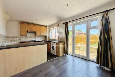 3 bedroom semi-detached house to rent, Moore Close, Slough SL1