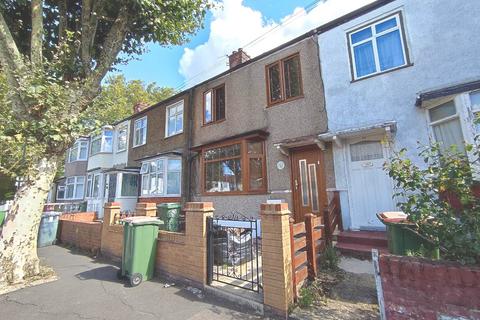 3 bedroom terraced house to rent, Gainsborough Avenue, Manor Park, E12 6JL