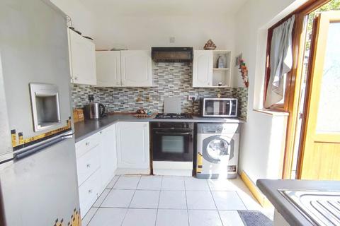 3 bedroom terraced house to rent, Gainsborough Avenue, Manor Park, E12 6JL