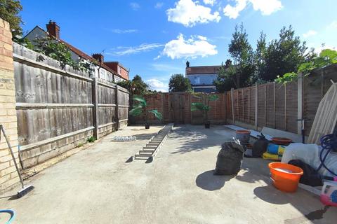 3 bedroom terraced house to rent, Gainsborough Avenue, Manor Park, E12 6JL