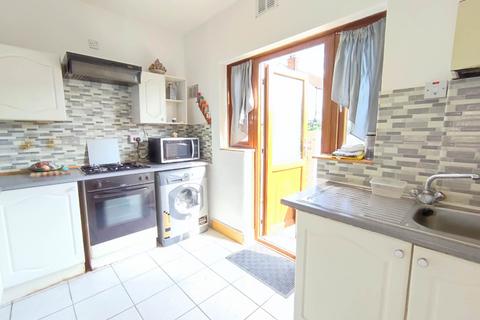 3 bedroom terraced house to rent, Gainsborough Avenue, Manor Park, E12 6JL