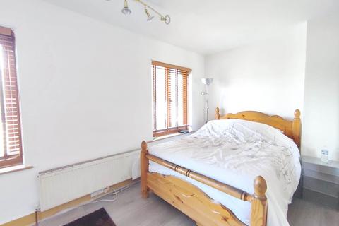 3 bedroom terraced house to rent, Gainsborough Avenue, Manor Park, E12 6JL
