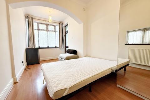 Studio to rent, Wood Lane, Isleworth, TW7