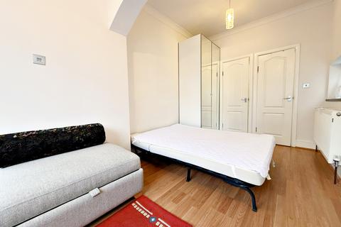 Studio to rent, Wood Lane, Isleworth, TW7