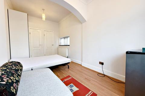 Studio to rent, Wood Lane, Isleworth, TW7