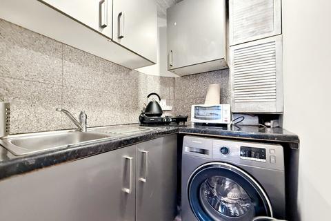 Studio to rent, Wood Lane, Isleworth, TW7